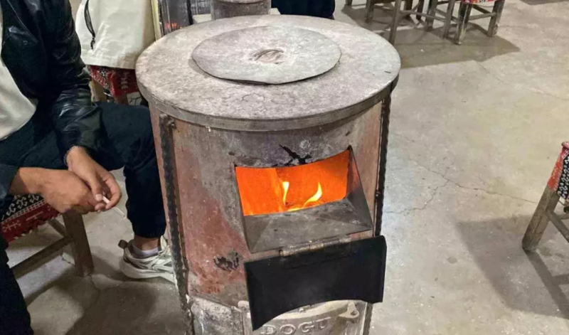 Yay ayıdır, amma bu ərazidə qış geri döndü: Qızdırıcı sobalar yanır - VİDEO