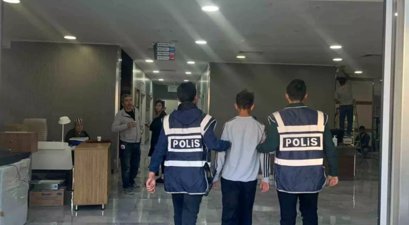 15 yaşlı məktəbli oğlan qız üstündə sinif yoldaşını öldürdü - VİDEO