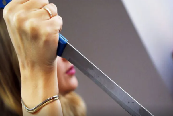 Qız rəfiqəsi ilə birgə anasını öldürdü