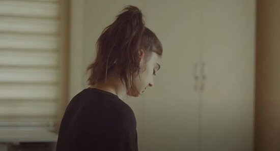 İçki aludəçisi olan ananın qızı: "İçib məni döyürdü, evdən qovurdu..." - VİDEO