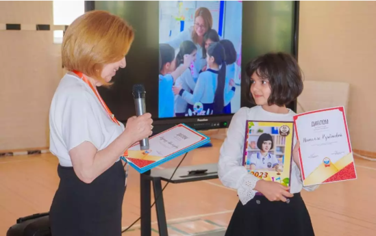 Qızı ibtidai sinfi bitirdi