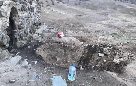 Qızıl tapmaq məqsədilə tarixi abidəni sökmək istədilər - FOTOLAR