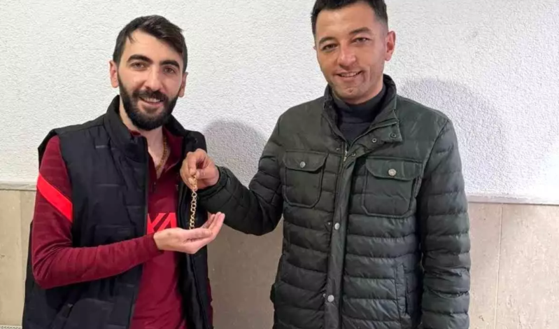 Yoldan tapdığı qızıl bilərziyi görün nə etdi - VİDEO