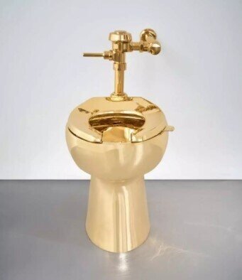 ABŞ-də 18 əyar qızıl unitaz 12,1 milyon dollara satıldı