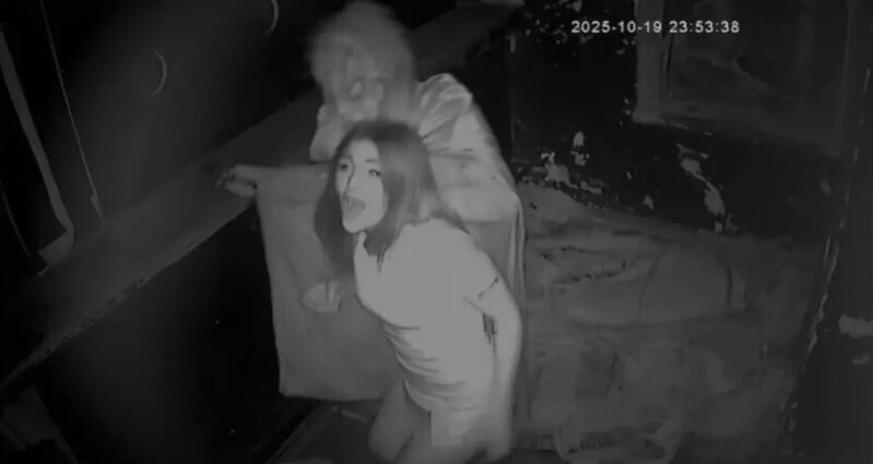 Qorxu evi əməkdaşı gənc qadına kabus yaşatdı: Yerdə sürüyüb elektroşok tətbiq etdi - VİDEO