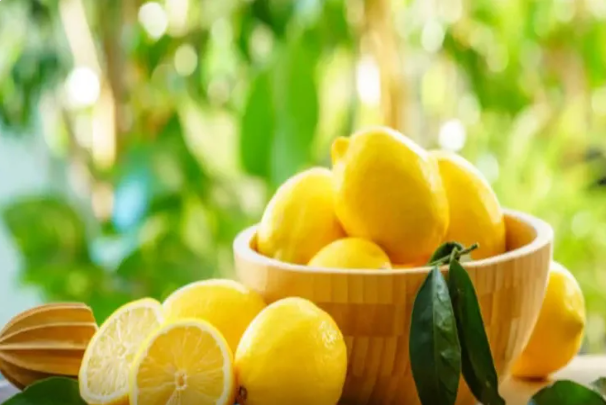 Qoxuya qarşı mübarizə: Bir neçə damcı limon suyu yox edir