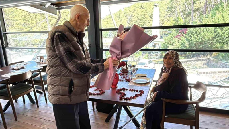 57 illik həyat yoldaşını yeməyə aparmaq arzusunu gerçəkləşdirdi