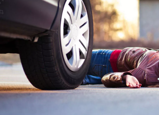 Yük maşını yolu keçmək istəyən uşağı vurdu