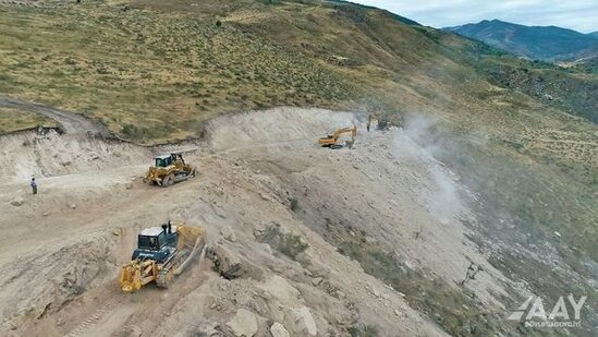 Qubadlı-Eyvazlı avtomobil yolu boyunca genişmiqyaslı tikinti işləri davam etdirilir - FOTO