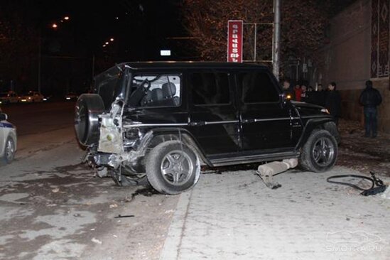 "Gelandewagen"i nömrəsiz sürdü, üç maşına dəydi, bir nəfər öldü - VİDEO