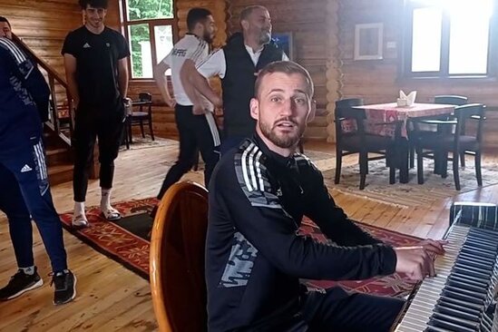 Kubok öncəsi MARAQLI anlar: "Qarabağ"ın oyunçusundan piano ifası - FOTO/VİDEO