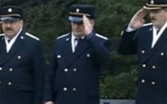 Sol əllə hərbi salam verməsi ilə yadda qalan prokuror işdən ÇIXARILDI - FOTO