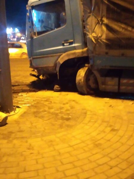 Bakıda yük maşını dəhşətli qəzaya düşdü-FOTOLAR