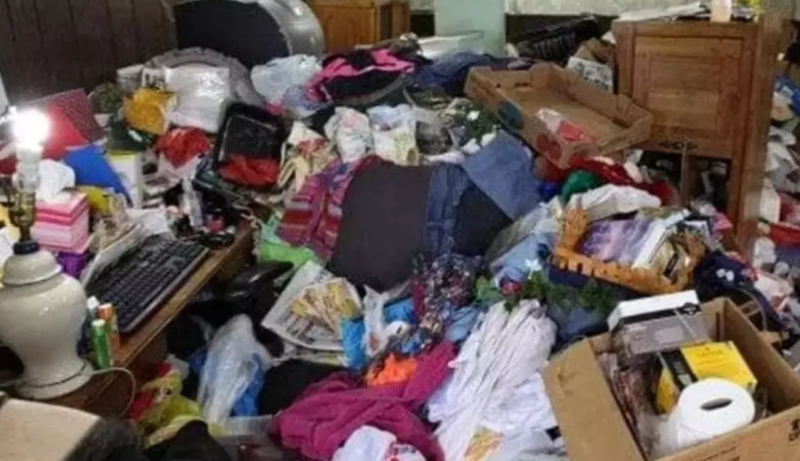 Alış-veriş xəstəliyi faciə ilə bitdi: Qadın evində, aldığı əşyaların altında qalaraq öldü