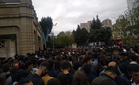 Rektordan valideynlərə çağırış: "Övladlarınızla gəlməyin"