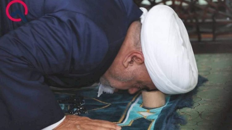 Şeyxin namaz möhürü gündəm oldu – FOTO