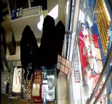 Çarşafdan istifadə edərək 132 min manatlıq oğurluq etdilər – Kameralara düşdülər