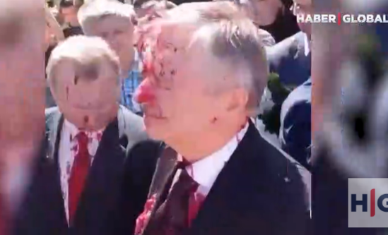 Rusiya səfirinə qəribə HÜCUM: Üzünü "QAN"a boyadılar - VİDEO