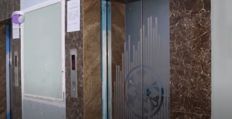 Yeni tikilən binanın sakinləri liftin təhlükəli olmasından ŞİKAYƏTÇİDİR! MTK hara baxır? - VİDEO