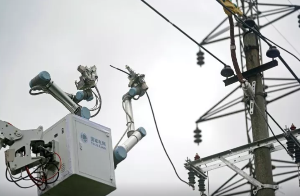 Robot yüksək gərginlikli elektrik xəttini təmir etdi