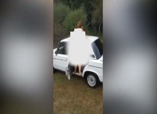 Azərbaycanda biabırçılıq: kişi lüt qadına maşın yuduzdurdu - VİDEO