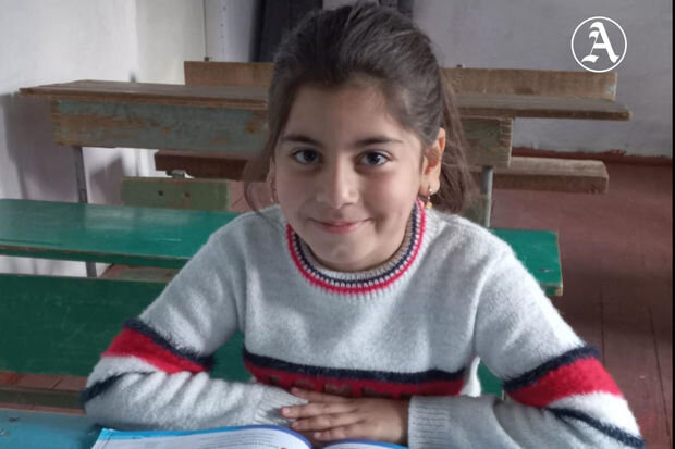Bir qızcığaz üçün məktəb: "Bəzən onun üçün şagird oluram" - FOTO