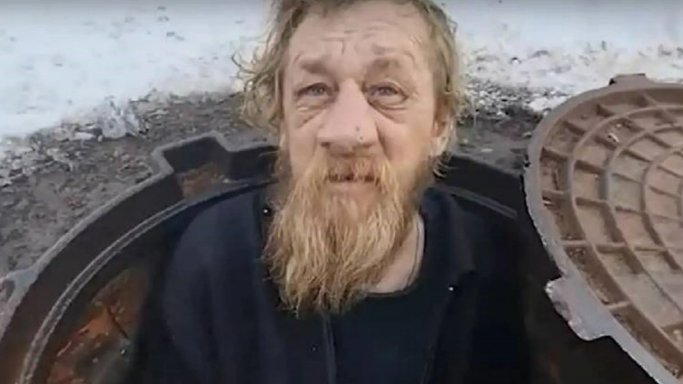 Həyat yoldaşı tərk etdi! Kanalizasiya quyusunda 15 il yaşadı