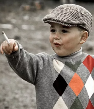 2 yaşındakı uşaq siqaret çəkdi - VİDEO