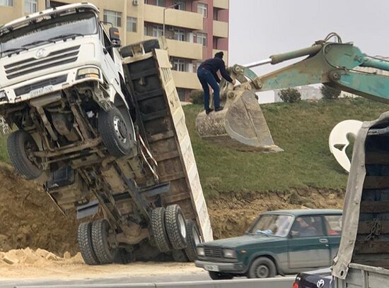 Yük maşını təhlükəli anlar yaşatdı - VİDEO