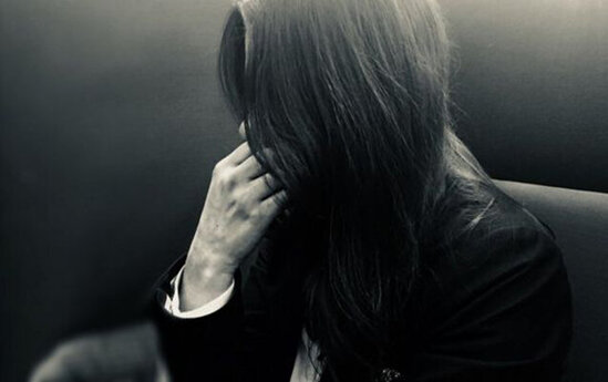 Saçını qırxdı, özünə xəsarət yetirdi, basqına məruz qaldığını dedi