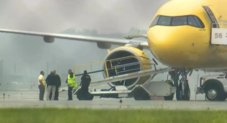 Təyyarəyə gecikən sərnişin intiqam almaq üçün saxta bomba xəbərdarlığı etdi - VİDEO