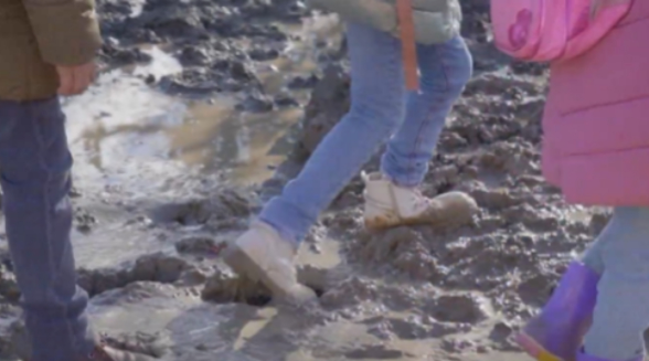 Muğan Gəncəli kəndinin yolları bərbad vəziyyətdədir: "Uşaqları məktəbə boynumuzda aparırıq" -VİDEO