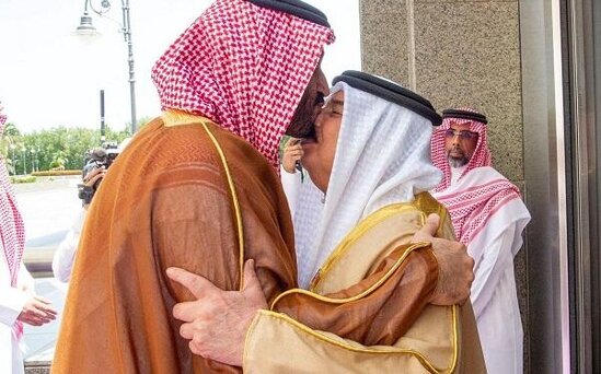 Vəliəhd Salman onun burnundan öpdü