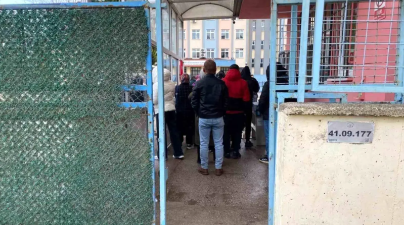 Ata qızını narahat edən gənci məktəb həyətində silahla girov götürdü - VİDEO