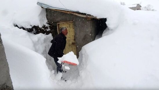 Kənd qarın altında qaldı: İnsanlar evlərindən tunel qazaraq çıxır - FOTO