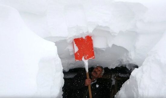Kənd qarın altında qaldı: İnsanlar evlərindən tunel qazaraq çıxır - FOTO