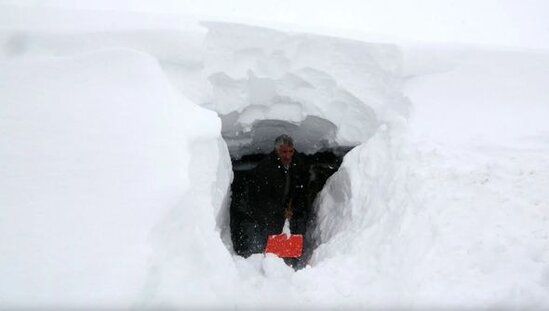 Kənd qarın altında qaldı: İnsanlar evlərindən tunel qazaraq çıxır - FOTO
