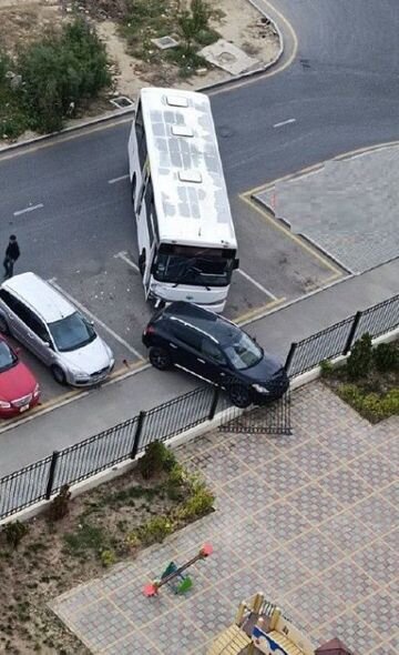 Bakıda avtobus park edilmiş avtomobilə çırpıldı - FOTO