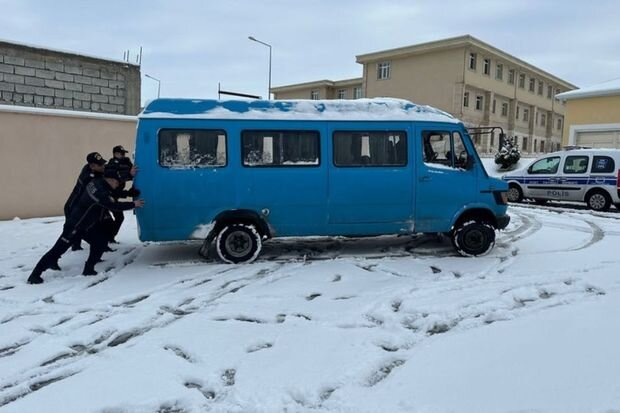 Naxçıvan Dövlət Yol Polisi qarlı hava şəraiti ilə əlaqədar sürücülərə müraciət edib