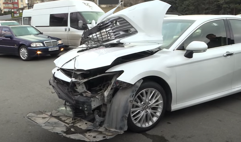 Avtoyuma məntəqəsindən maşını qaçırıb qəza TÖRƏDİRLƏR - Məsuliyyət kimin üzərindədir? - VİDEO