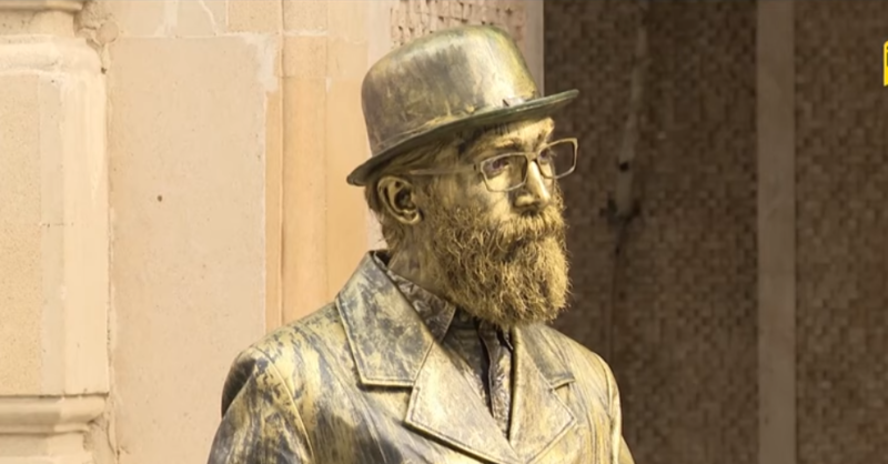 Əyləncə yoxsa SƏNƏT: "Heykəl adam" hər kəsi özünə VALEH EDİR - VİDEO