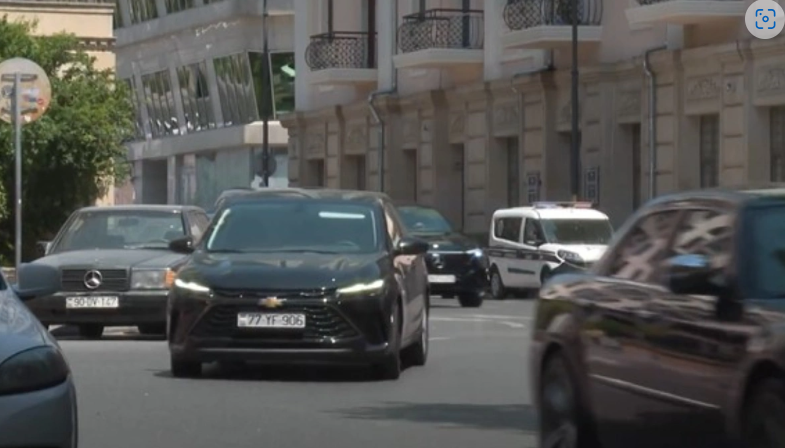 Qaydaları bilməyən sürücülər küçəni bir-birinə QATDILAR