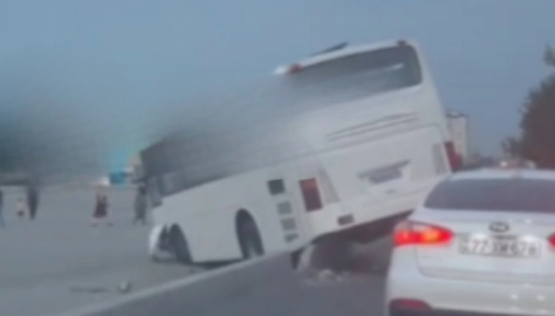 Bakıda sürücü sərnişin avtobusunu daş plitəyə çırpdı