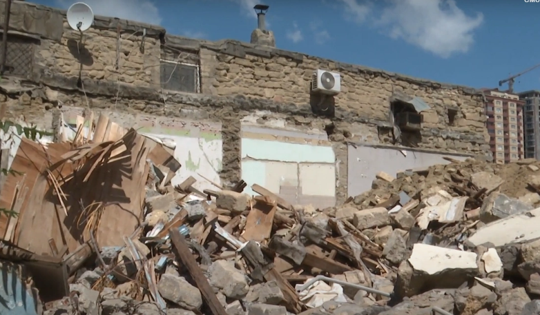 Paytaxtda söküntü zamanı ətrafdakı evlərə ziyan vurulub - İDDİA