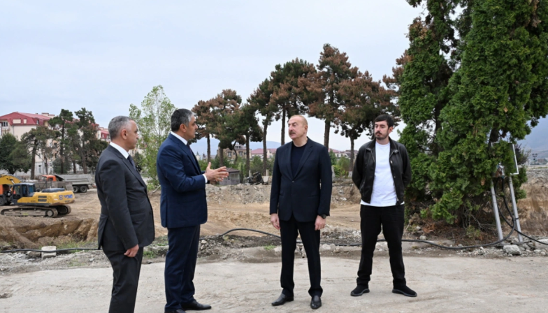 İlham Əliyev Xankəndinin Zəfər meydanında Konqres Mərkəzinin tikintisi ilə tanış olub