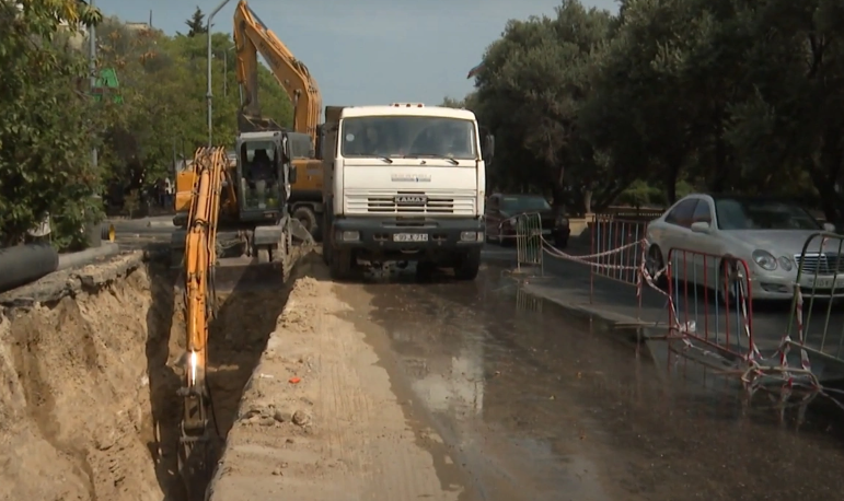 Paytaxtın bir rayonunda çirkli sular səkiyə və yola axıdılır