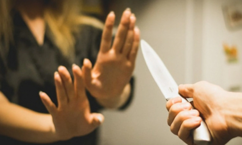 Şəmkirdə gənc qadın bıçaqlanıb