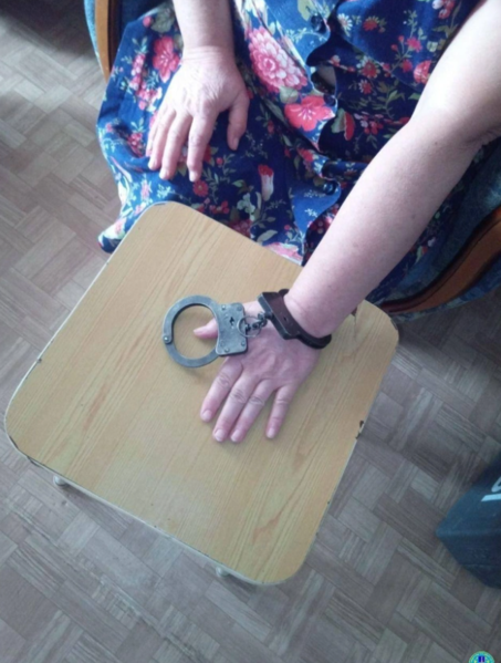 Nəvə nənəsini "həbs etdi"