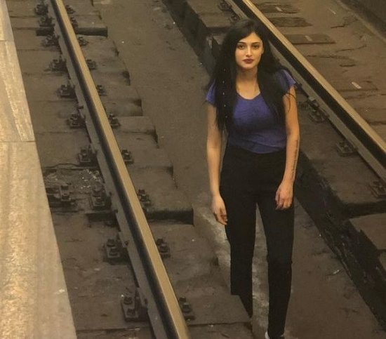 Bakı metrosunda sensasion görüntü: Qız gecə saat 4-də relsin üstünə düşdü - FOTO