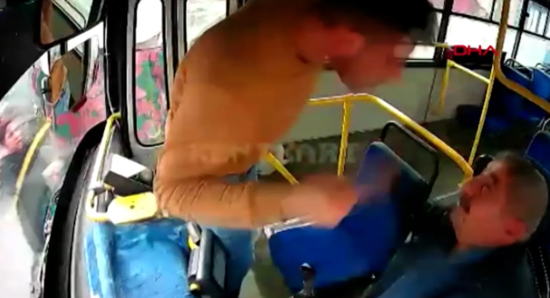 Sərnişin avtobus sürücüsünü amansızcasına döydü - ANBAAN VİDEO